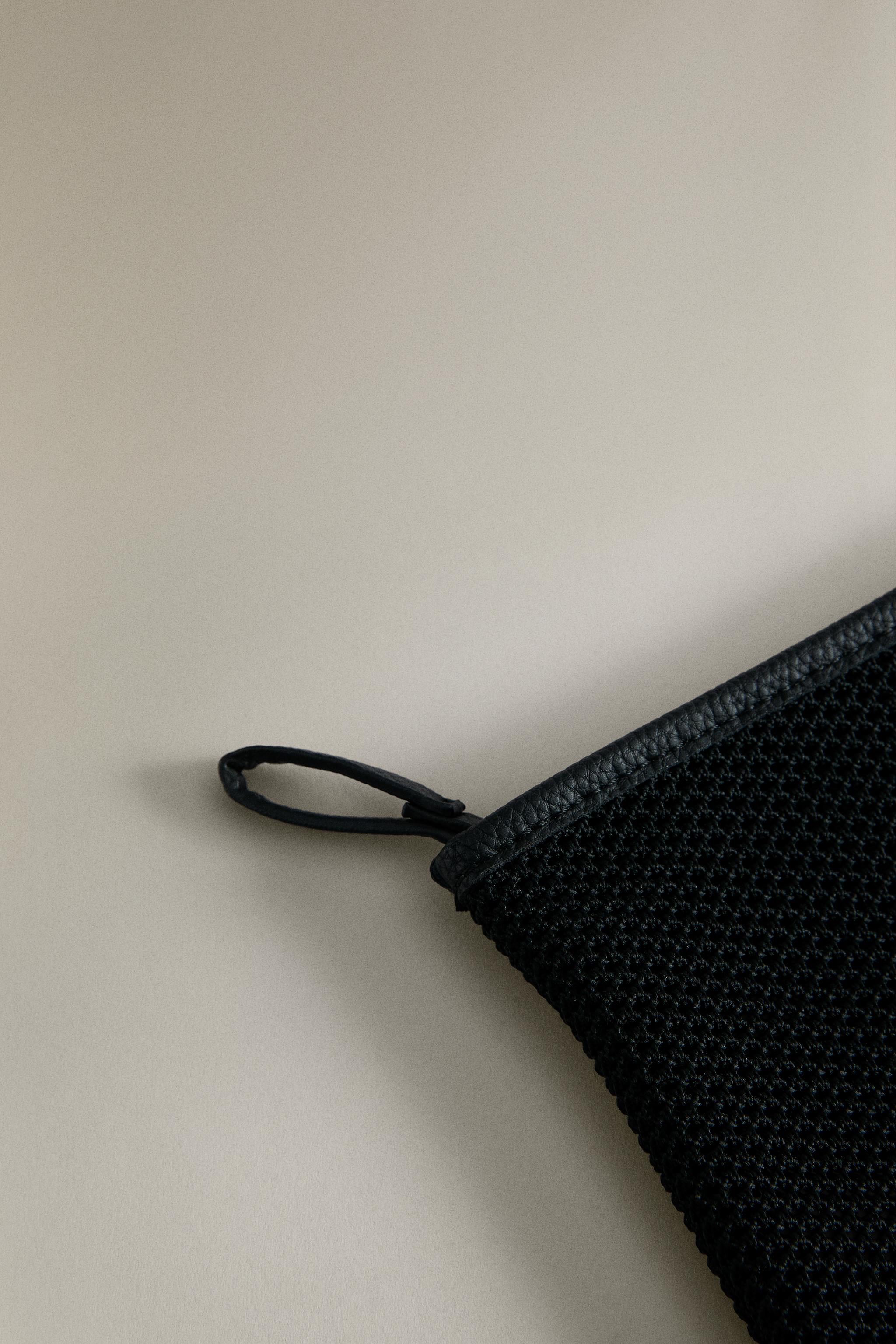 KNIT MAKEUP BAG